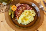 Carne picada al horno con tocino y pepino en escabeche