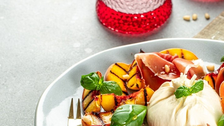 Ensalada fresca de melocotón con burrata