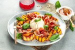 Ensalada fresca de melocotón con burrata