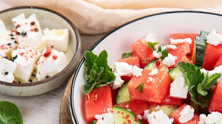 Ensalada fresca de sandía pepino y queso feta