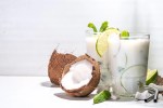 Limonada de coco y menta decorada con coco y rodajas de limón