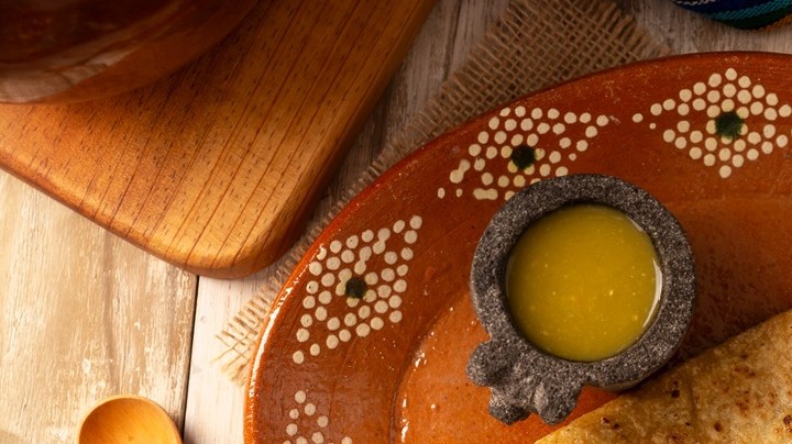 Quesadillas al comal en un plato