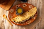 Quesadillas al comal en un plato