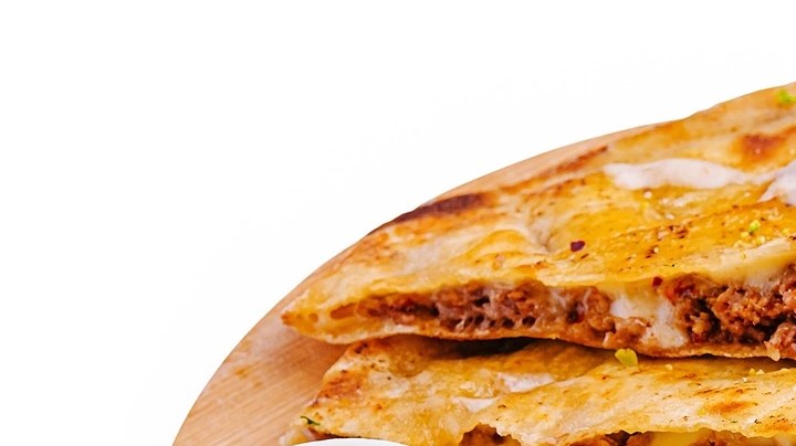 Quesadillas doradas en una tabla de madera