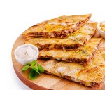 Quesadillas doradas en una tabla de madera