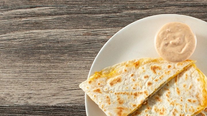 Quesadillas sin queso sobre un plato blanco