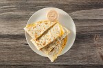 Quesadillas sin queso sobre un plato blanco