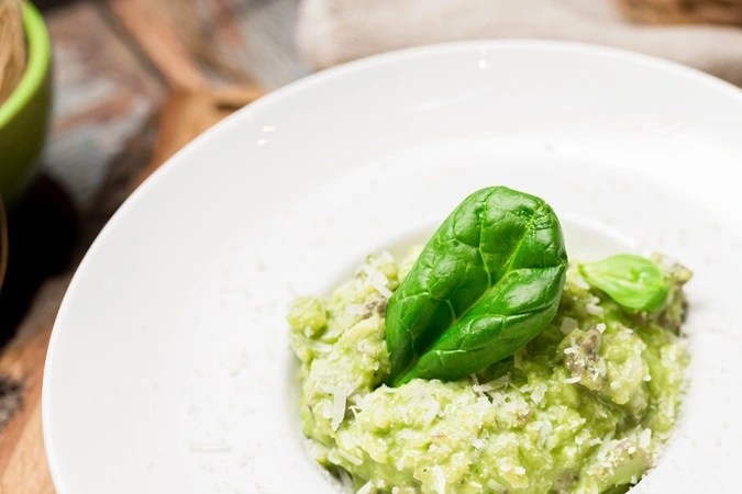 Risotto de pesto de albahaca con queso parmesano