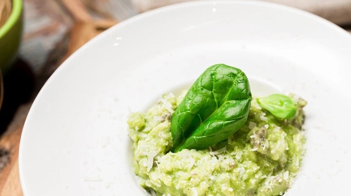 Risotto de pesto de albahaca con queso parmesano