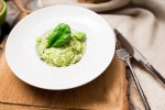 Risotto de pesto de albahaca con queso parmesano