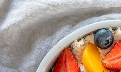 bowl de queso cottage y frutas