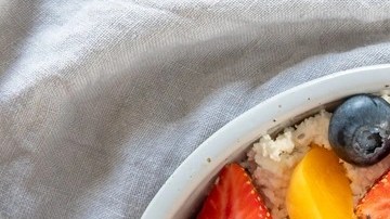 bowl de queso cottage y frutas