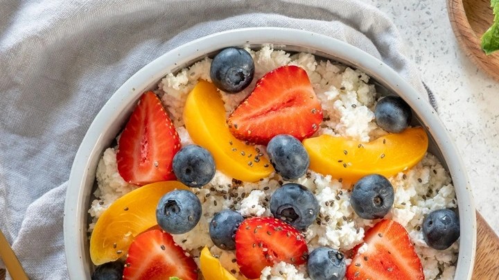bowl de queso cottage y frutas