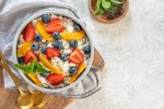 bowl de queso cottage y frutas