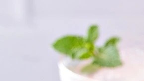 Agua fresca de sandía en vasos de vidrio decorado con sandía, limón y hojas de mentas