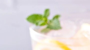 Agua fresca de sandía en vasos de vidrio decorado con sandía, limón y hojas de mentas