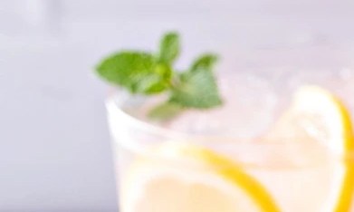 Agua fresca de sandía en vasos de vidrio decorado con sandía, limón y hojas de mentas