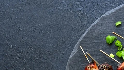 Brochetas de pavo con salsa de tomate
