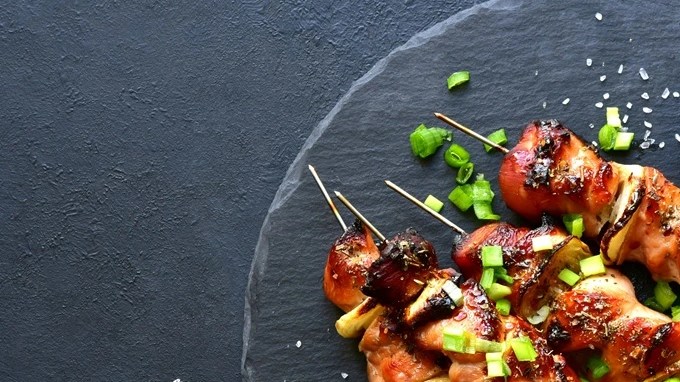 Brochetas de pavo con salsa de tomate
