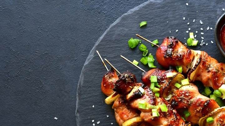 Brochetas de pavo con salsa de tomate