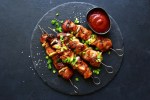 Brochetas de pavo con salsa de tomate