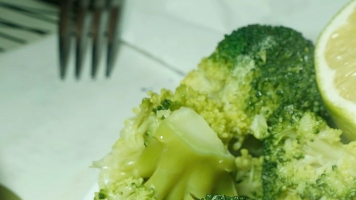 Brócoli al vapor con tahini y limón
