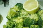 Brócoli al vapor con tahini y limón