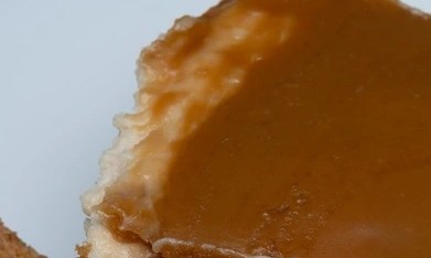 Pedazos de cheesecake de cajeta en un plato blanco