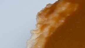 Pedazos de cheesecake de cajeta en un plato blanco