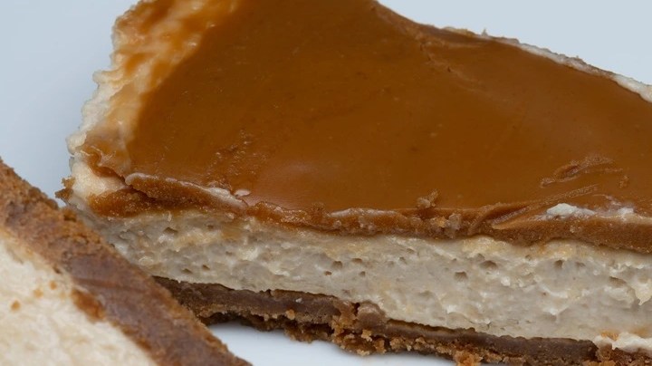 Pedazos de cheesecake de cajeta en un plato blanco