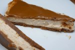 Pedazos de cheesecake de cajeta en un plato blanco