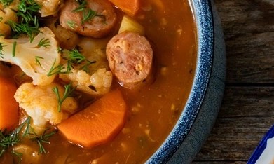 Guiso de fideos con carne y chorizo