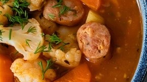 Guiso de fideos con carne y chorizo
