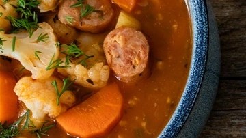 Guiso de fideos con carne y chorizo