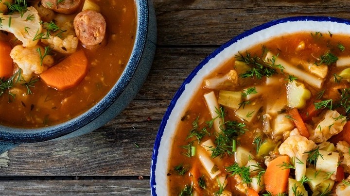 Guiso de fideos con carne y chorizo