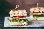 Mini sándwich fríos de pollo