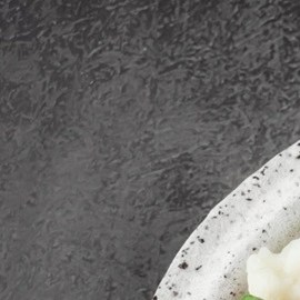 Salmón con verduras al vapor en un plato blanco