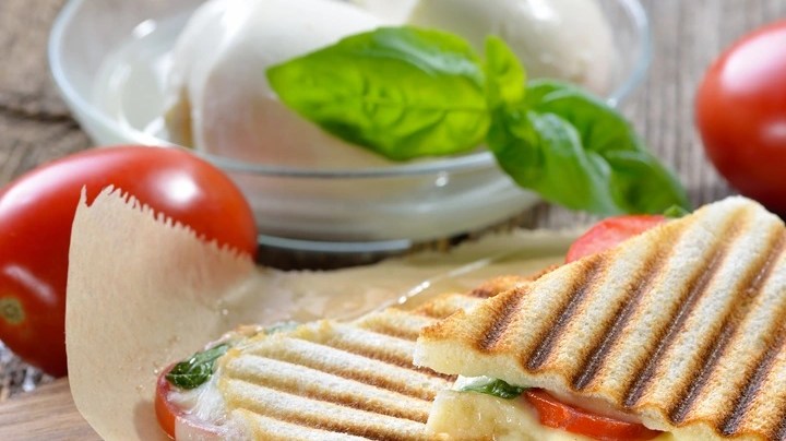 Sándwich caprese caliente