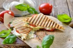 Sándwich caprese caliente
