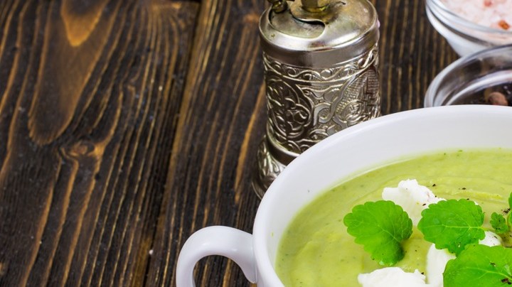 Sopa fría de aguacate con menta y queso feta en una cazuela blanca