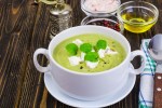 Sopa fría de aguacate con menta y queso feta en una cazuela blanca