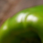 Verduras al vapor sobre un recipiente blanco con una cuchara