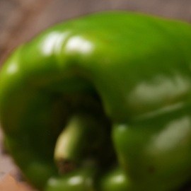 Verduras al vapor sobre un recipiente blanco con una cuchara