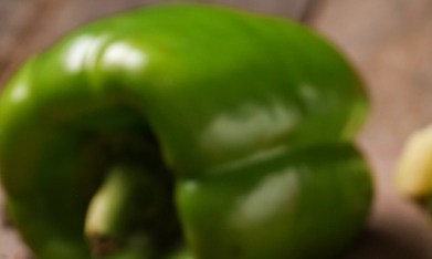 Verduras al vapor sobre un recipiente blanco con una cuchara