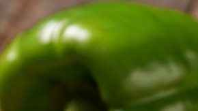 Verduras al vapor sobre un recipiente blanco con una cuchara