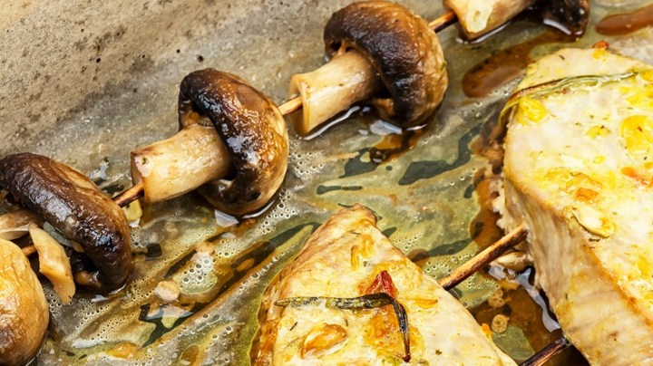 brochetas de atún y verduras