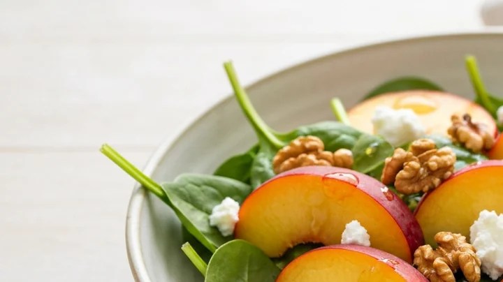 ensalada de espinacas con nectarina y queso de cabra