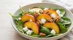 ensalada de espinacas con nectarina y queso de cabra