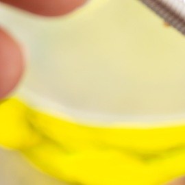 Una vinagreta de mostaza y miel en un recipiente de vidrio