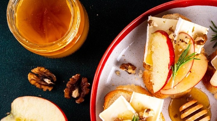 Crostini de queso brie, manzana y miel